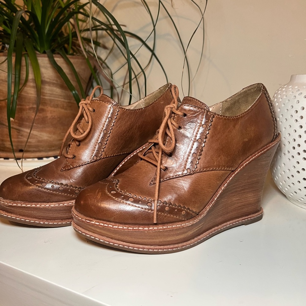 REPORT brand Yates Oxford Wedges